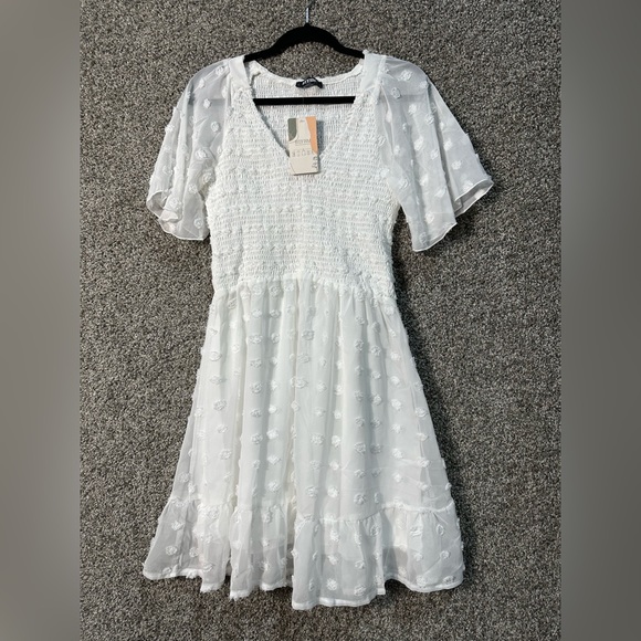 NWT Short Sleeve Smocked Swiss Dot Dress Size Medium - Picture 4 of 6